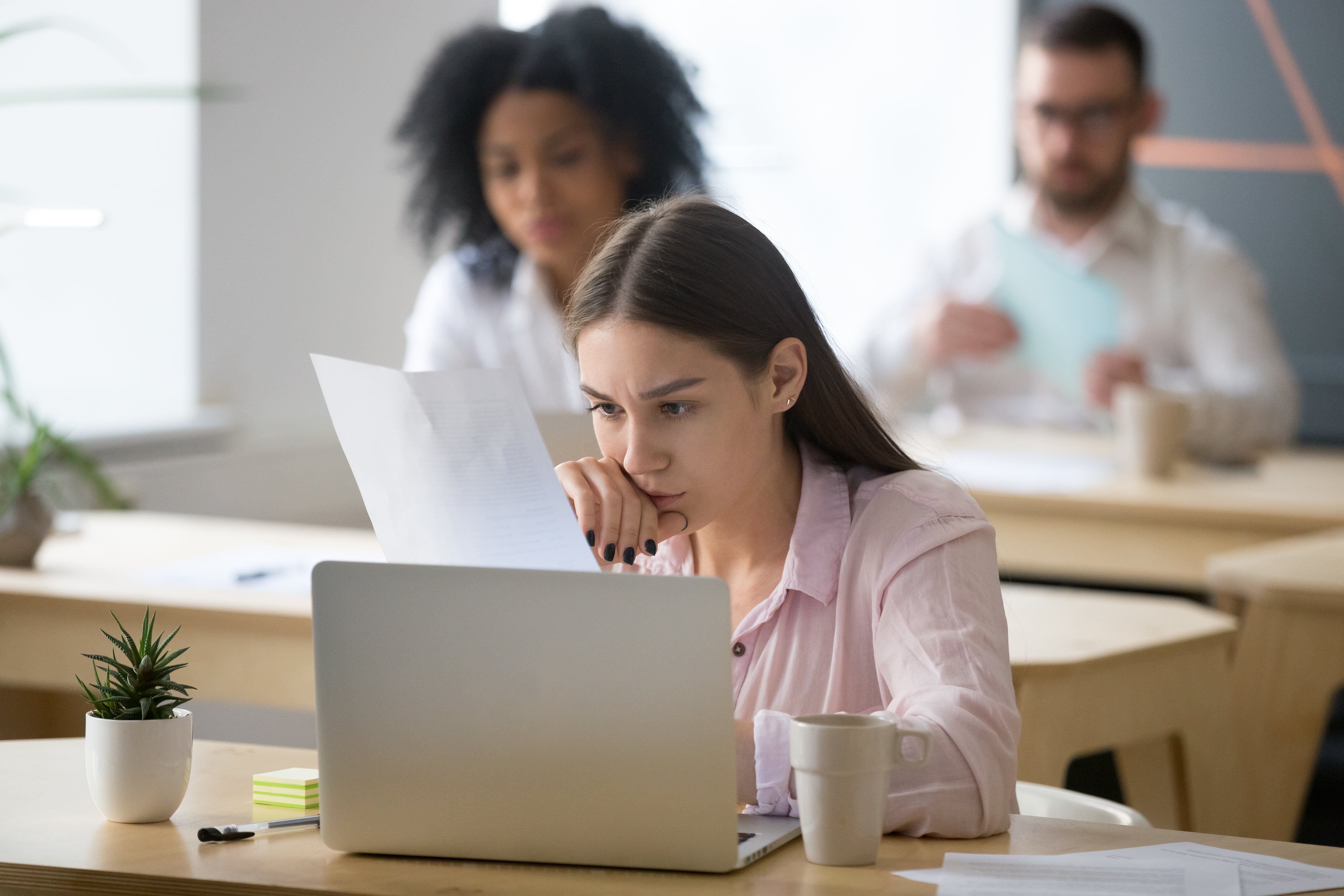 Обучение ди. Серьезный студент. Стресс. На ходу объясняет. Serious student.