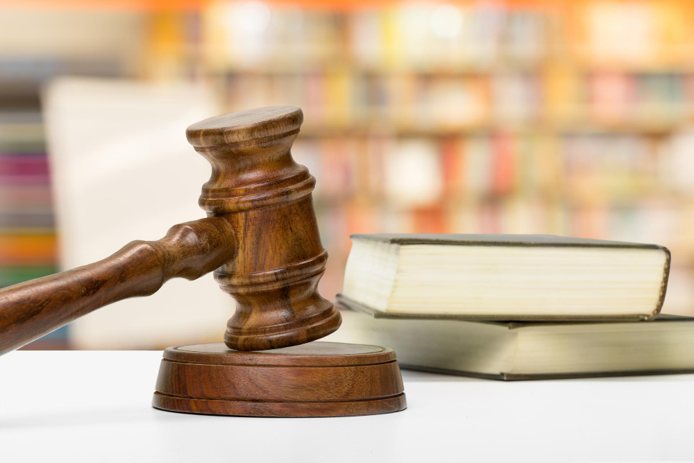 /upl/wooden-gavel-and-books-on-wooden-table_2.jpg