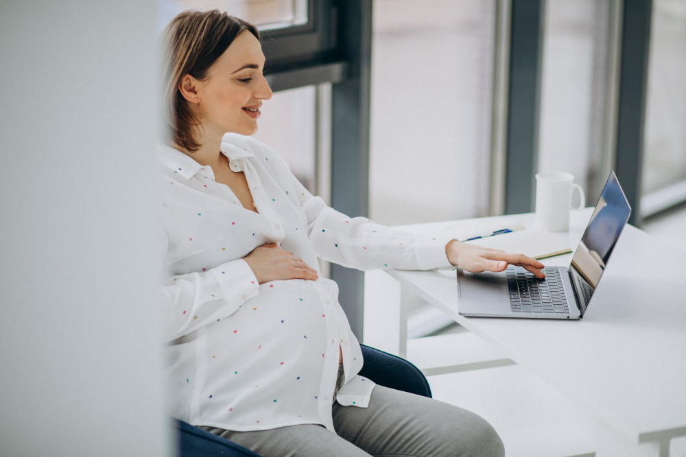 /upl/young-pregnant-business-woman-working-on-computer-at-the-office.jpg